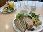 ボリュームセット830円、三枝子さんはサンドイッチセット730円。